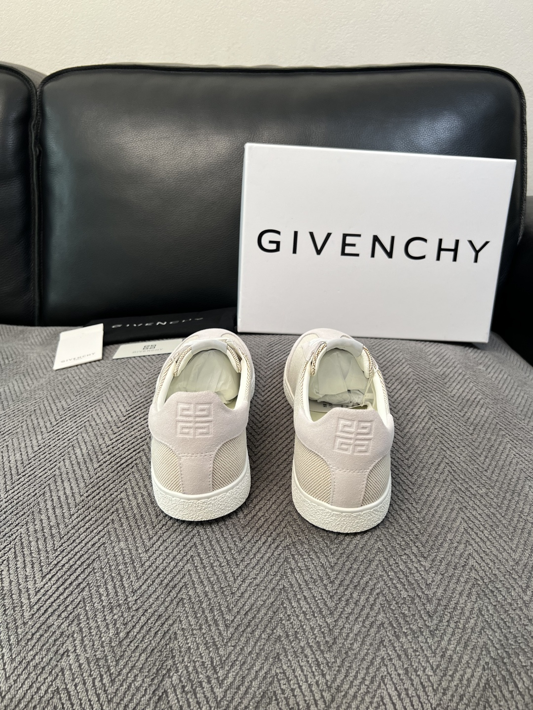 Givenchy 高品质  顶级工艺品  纪梵希  专柜同步原厂配置，意大利进口牛皮搭配面料，全鞋配件私模打造，柔软舒适