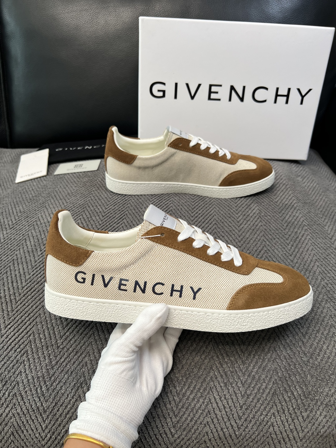 Givenchy 高品质  顶级工艺品  纪梵希  专柜同步原厂配置，意大利进口牛皮搭配面料，全鞋配件私模打造，柔软舒适