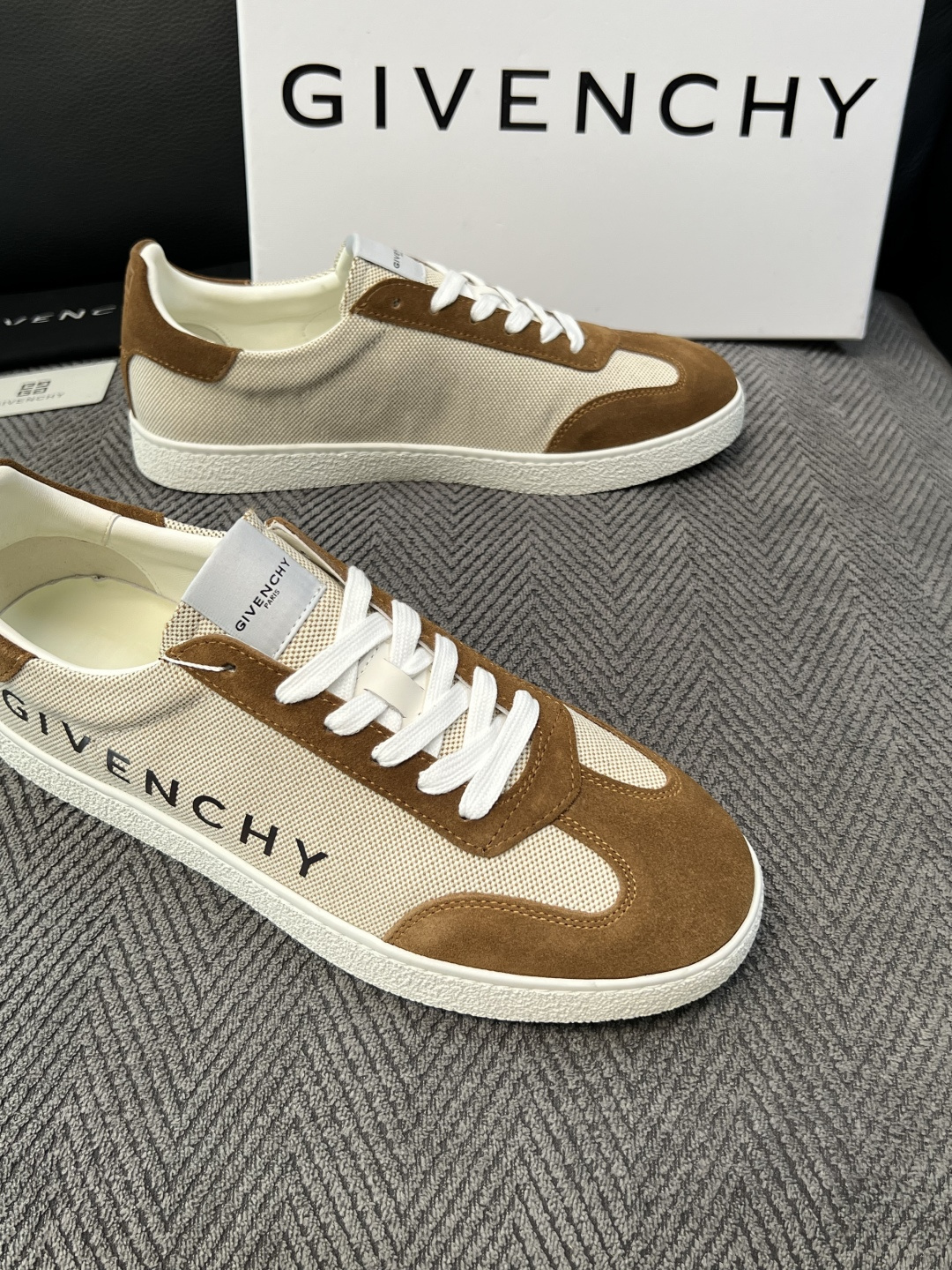 Givenchy 高品质  顶级工艺品  纪梵希  专柜同步原厂配置，意大利进口牛皮搭配面料，全鞋配件私模打造，柔软舒适