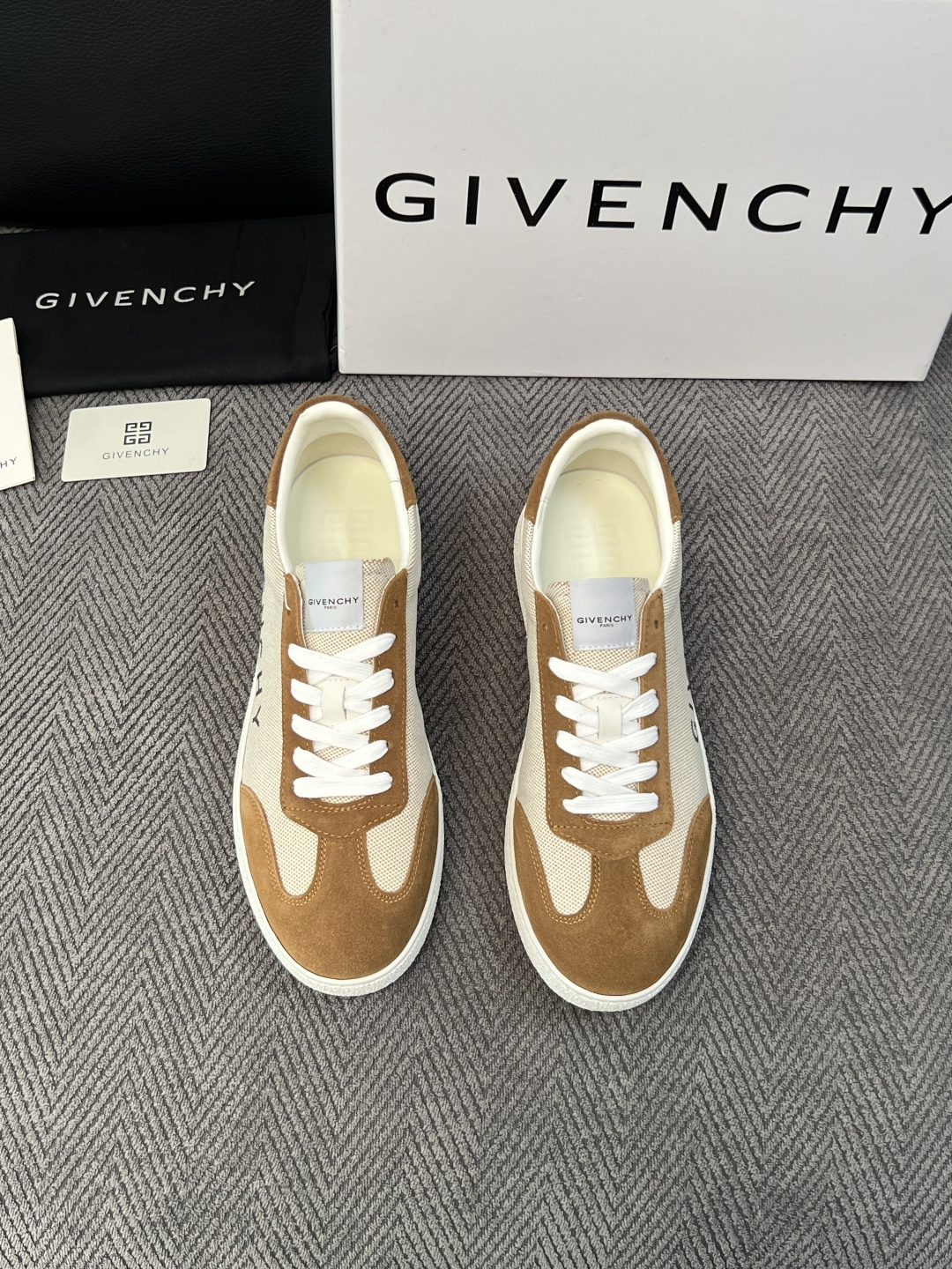 Givenchy 高品质  顶级工艺品  纪梵希  专柜同步原厂配置，意大利进口牛皮搭配面料，全鞋配件私模打造，柔软舒适