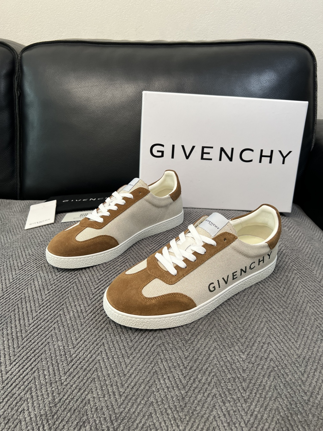 Givenchy 高品质  顶级工艺品  纪梵希  专柜同步原厂配置，意大利进口牛皮搭配面料，全鞋配件私模打造，柔软舒适