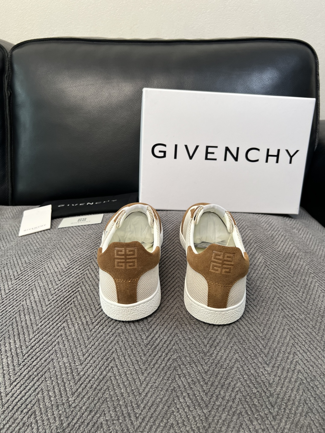 Givenchy 高品质  顶级工艺品  纪梵希  专柜同步原厂配置，意大利进口牛皮搭配面料，全鞋配件私模打造，柔软舒适