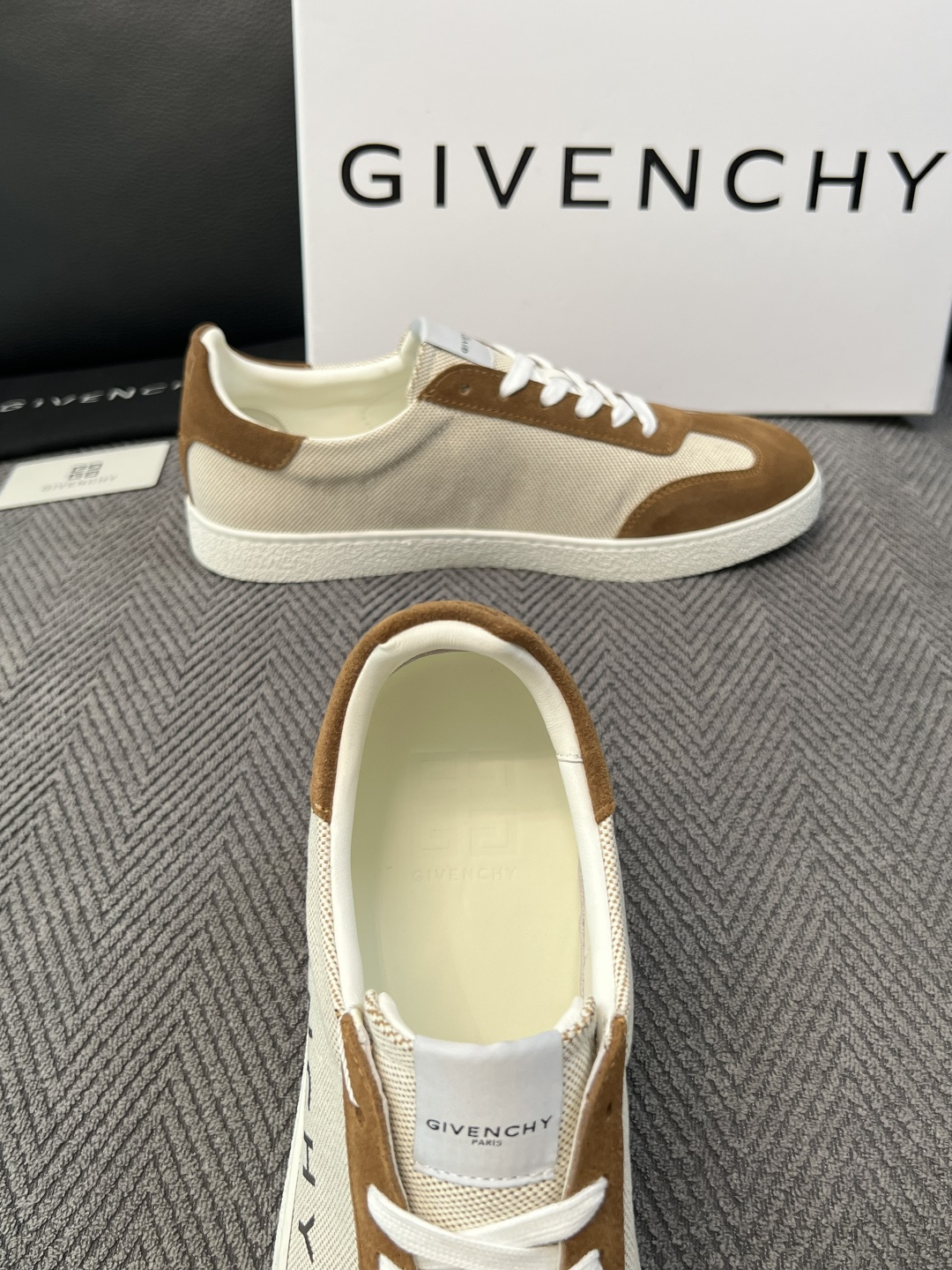 Givenchy 高品质  顶级工艺品  纪梵希  专柜同步原厂配置，意大利进口牛皮搭配面料，全鞋配件私模打造，柔软舒适