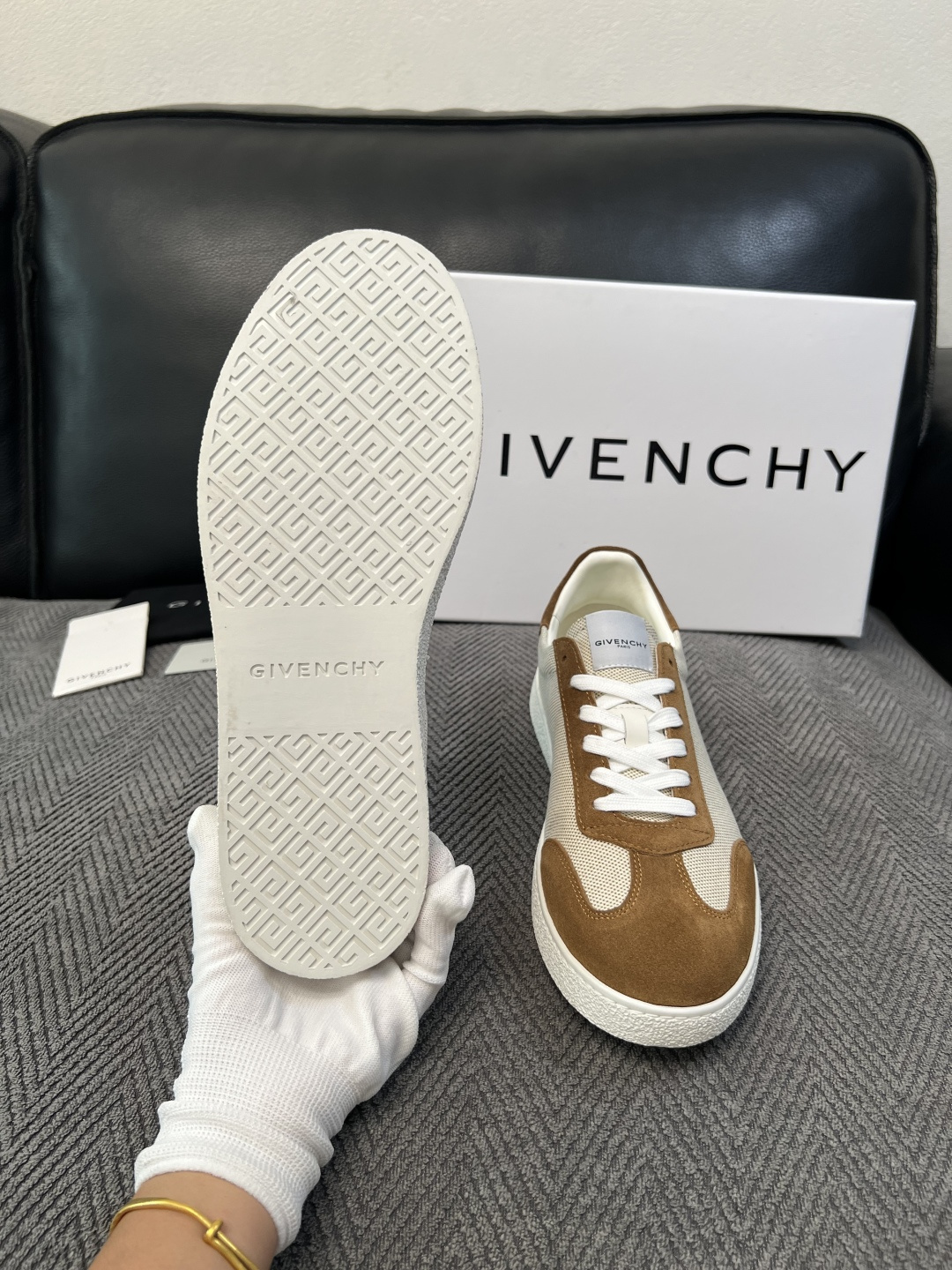 Givenchy 高品质  顶级工艺品  纪梵希  专柜同步原厂配置，意大利进口牛皮搭配面料，全鞋配件私模打造，柔软舒适