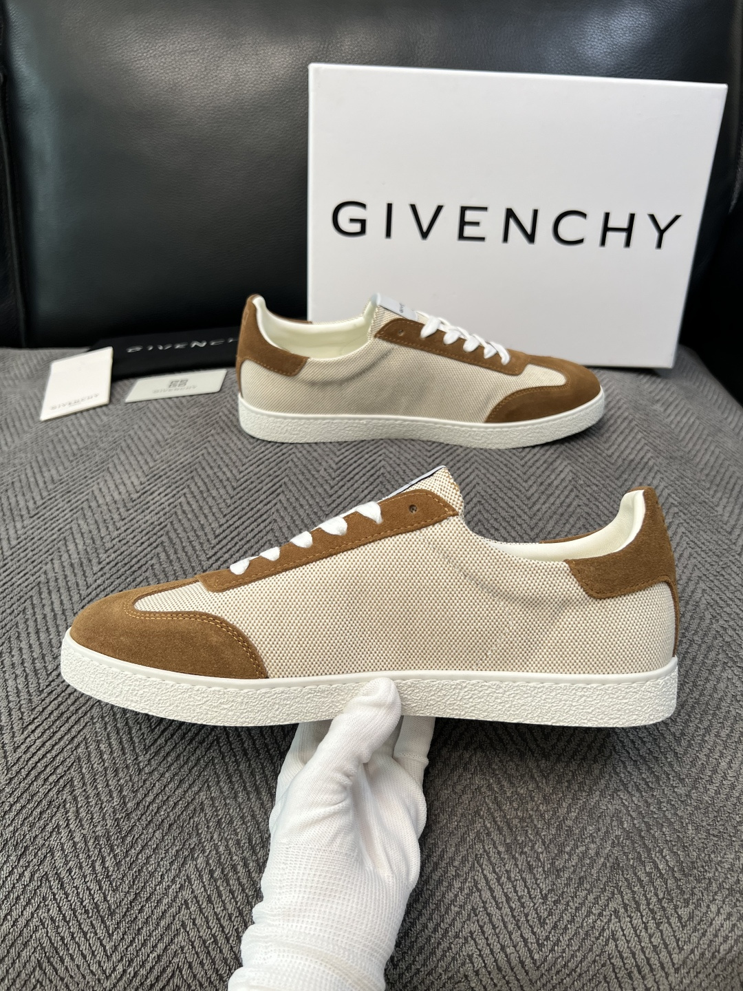 Givenchy 高品质  顶级工艺品  纪梵希  专柜同步原厂配置，意大利进口牛皮搭配面料，全鞋配件私模打造，柔软舒适