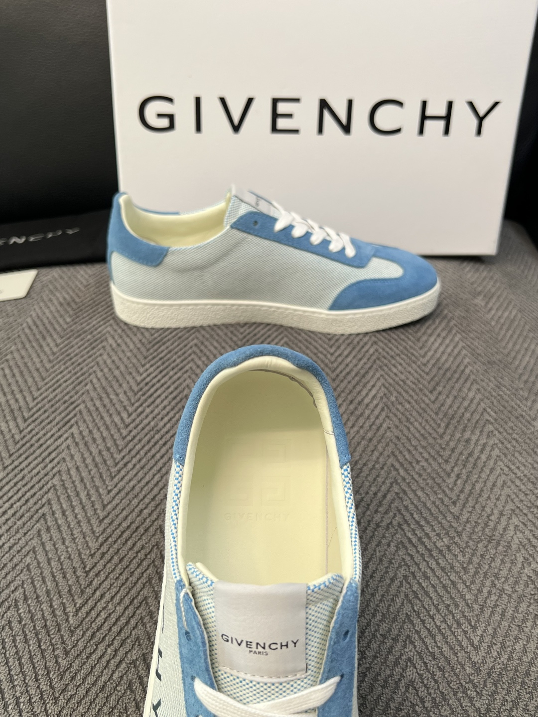 Givenchy 高品质  顶级工艺品  纪梵希  专柜同步原厂配置，意大利进口牛皮搭配面料，全鞋配件私模打造，柔软舒适