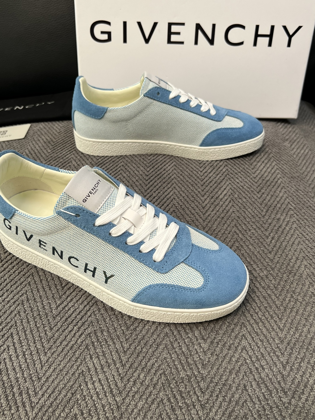 Givenchy 高品质  顶级工艺品  纪梵希  专柜同步原厂配置，意大利进口牛皮搭配面料，全鞋配件私模打造，柔软舒适