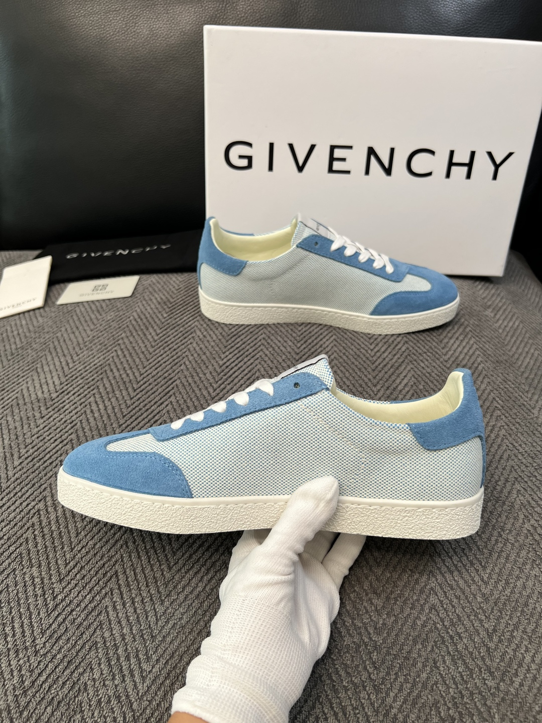 Givenchy 高品质  顶级工艺品  纪梵希  专柜同步原厂配置，意大利进口牛皮搭配面料，全鞋配件私模打造，柔软舒适