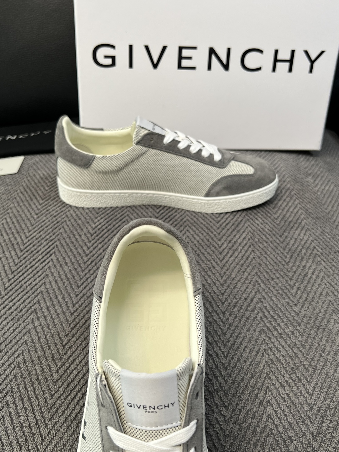 Givenchy 高品质  顶级工艺品  纪梵希  专柜同步原厂配置，意大利进口牛皮搭配面料，全鞋配件私模打造，柔软舒适
