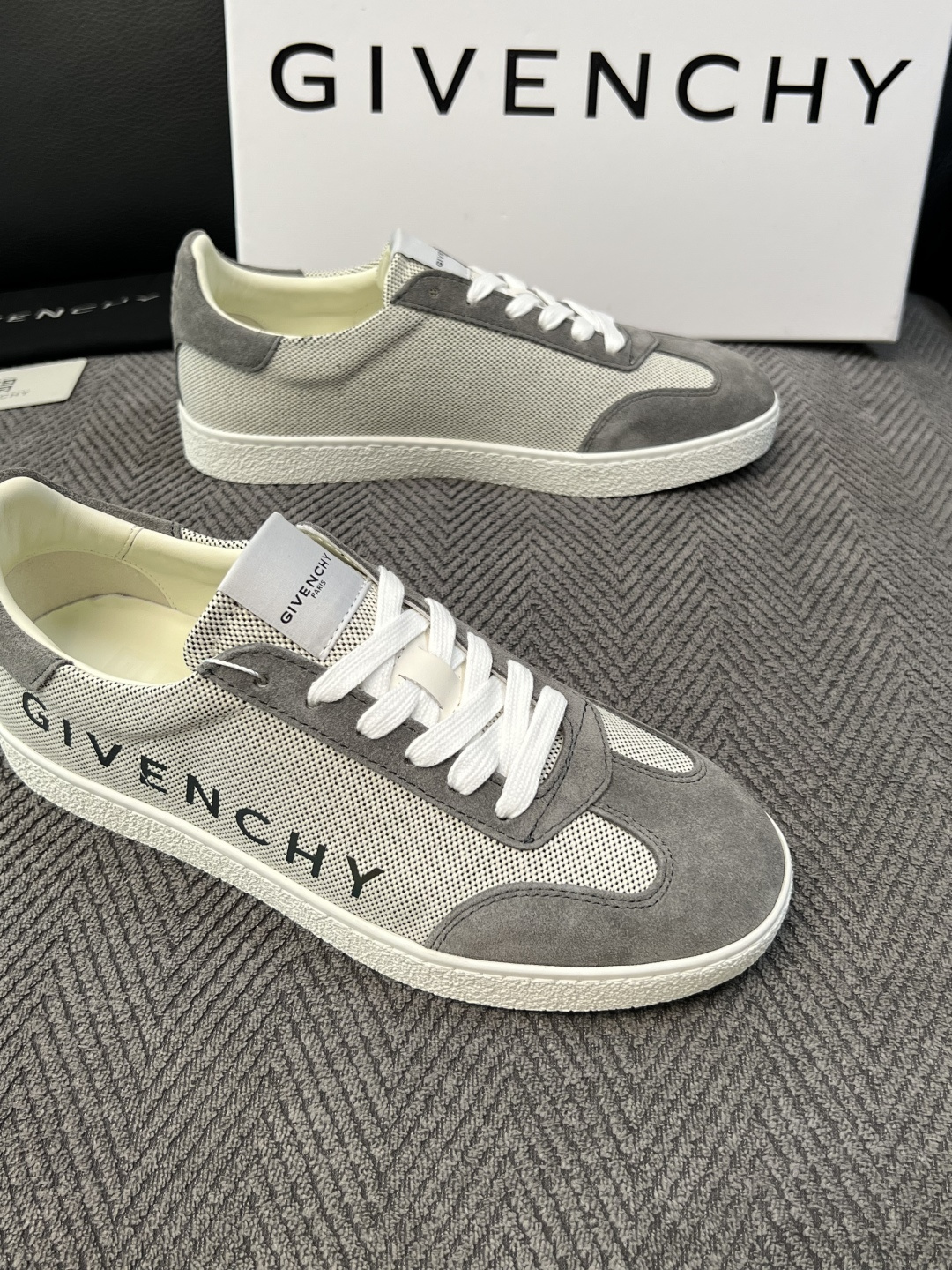 Givenchy 高品质  顶级工艺品  纪梵希  专柜同步原厂配置，意大利进口牛皮搭配面料，全鞋配件私模打造，柔软舒适
