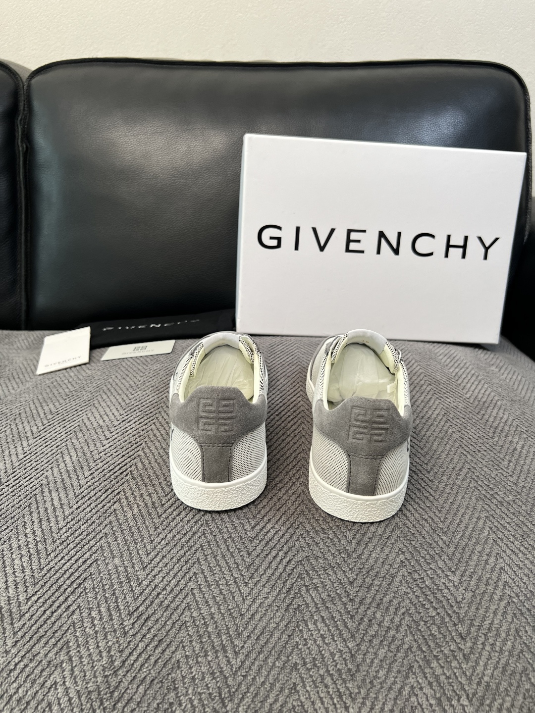 Givenchy 高品质  顶级工艺品  纪梵希  专柜同步原厂配置，意大利进口牛皮搭配面料，全鞋配件私模打造，柔软舒适
