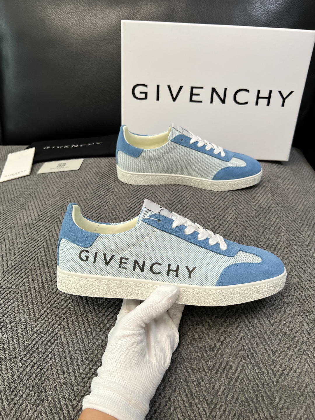 Givenchy 高品质  顶级工艺品  纪梵希  专柜同步原厂配置，意大利进口牛皮搭配面料，全鞋配件私模打造，柔软舒适