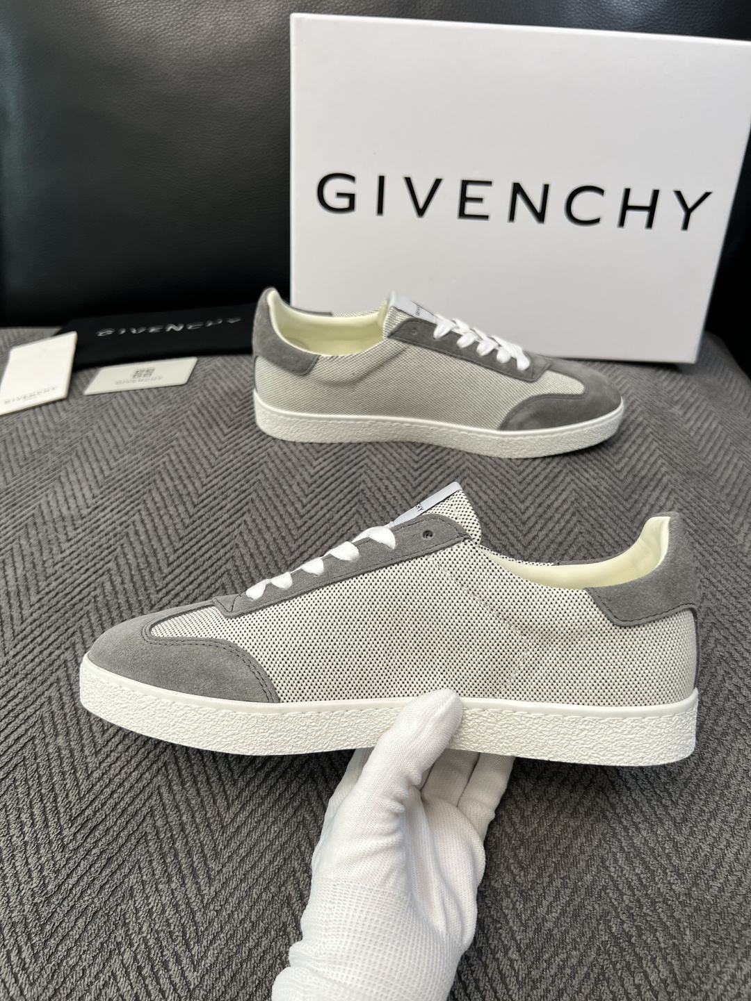 Givenchy 高品质  顶级工艺品  纪梵希  专柜同步原厂配置，意大利进口牛皮搭配面料，全鞋配件私模打造，柔软舒适