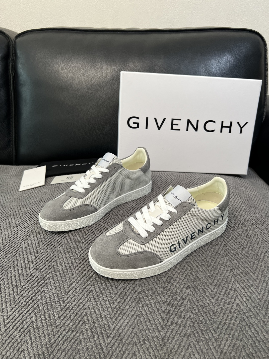 Givenchy 高品质  顶级工艺品  纪梵希  专柜同步原厂配置，意大利进口牛皮搭配面料，全鞋配件私模打造，柔软舒适