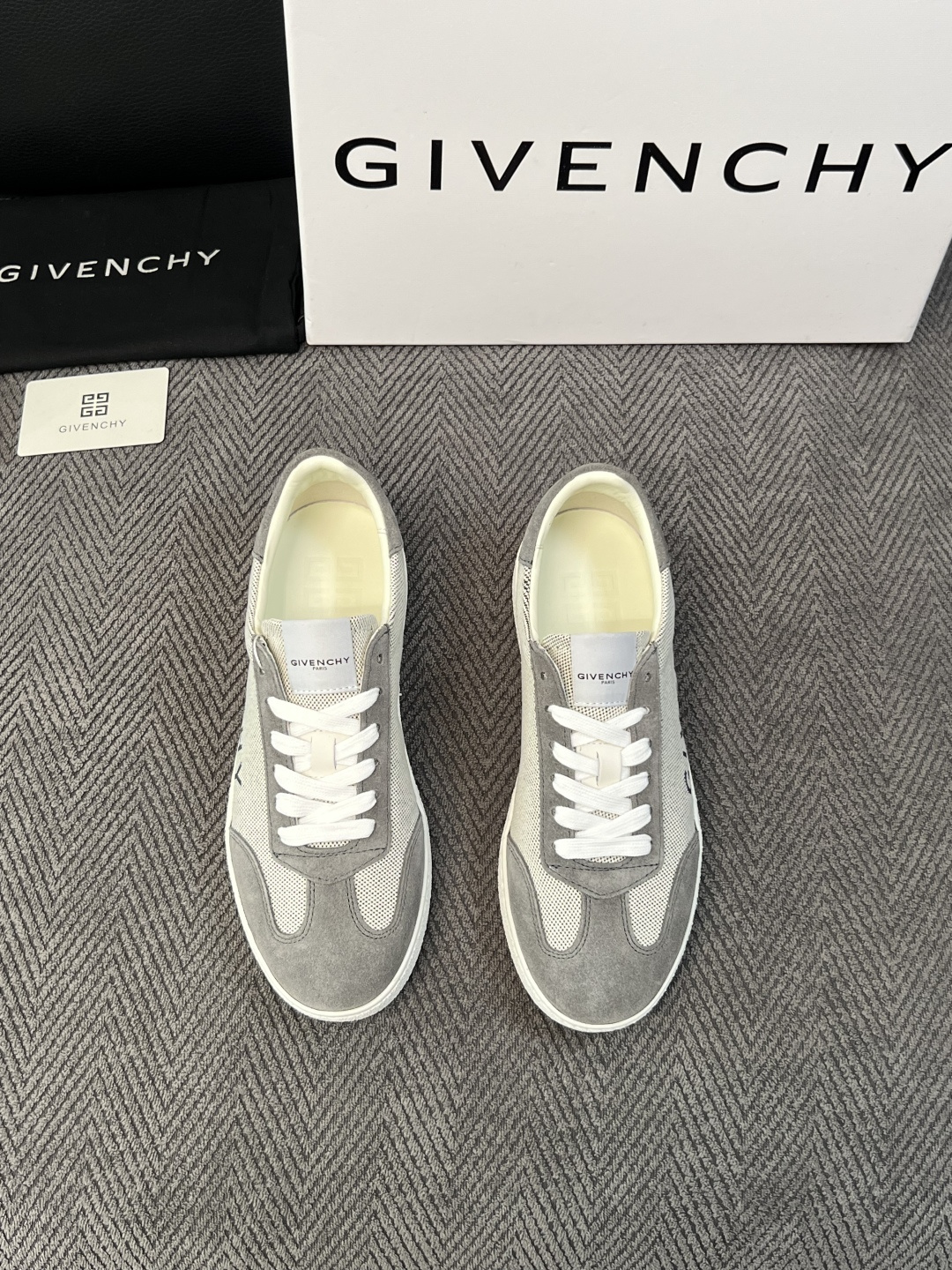 Givenchy 高品质  顶级工艺品  纪梵希  专柜同步原厂配置，意大利进口牛皮搭配面料，全鞋配件私模打造，柔软舒适