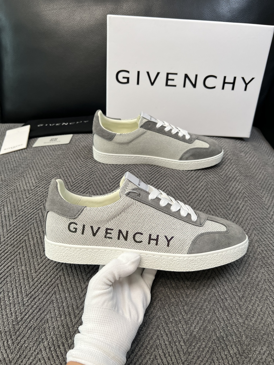 Givenchy 高品质  顶级工艺品  纪梵希  专柜同步原厂配置，意大利进口牛皮搭配面料，全鞋配件私模打造，柔软舒适