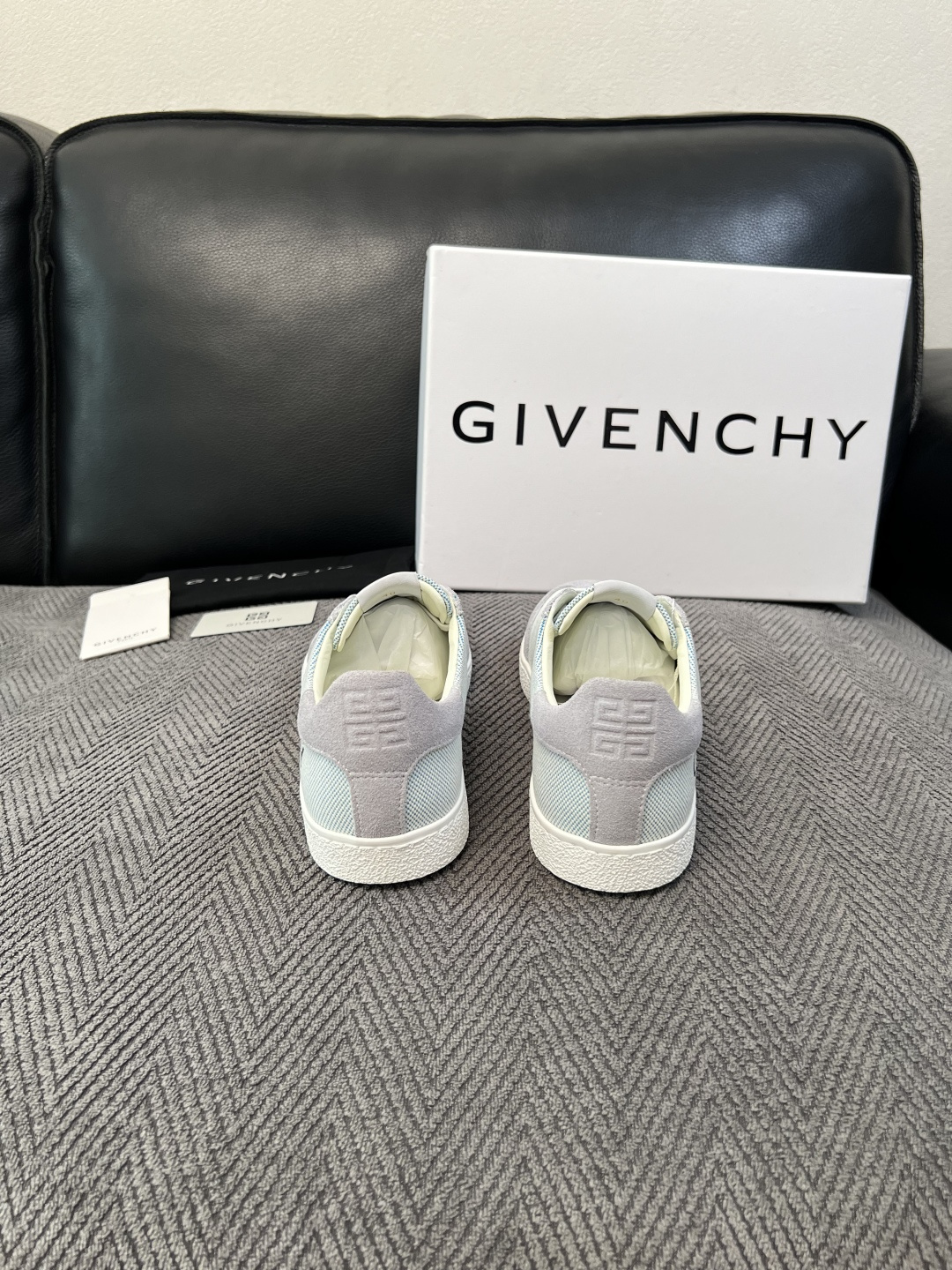 Givenchy 高品质  顶级工艺品  纪梵希  专柜同步原厂配置，意大利进口牛皮搭配面料，全鞋配件私模打造，柔软舒适
