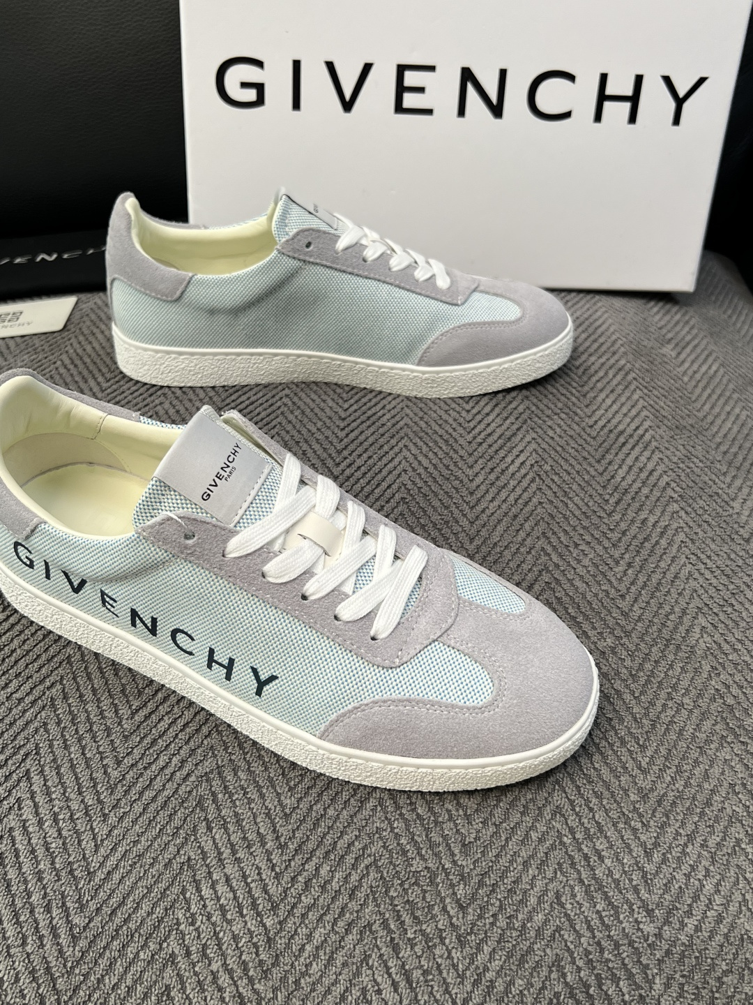Givenchy 高品质  顶级工艺品  纪梵希  专柜同步原厂配置，意大利进口牛皮搭配面料，全鞋配件私模打造，柔软舒适