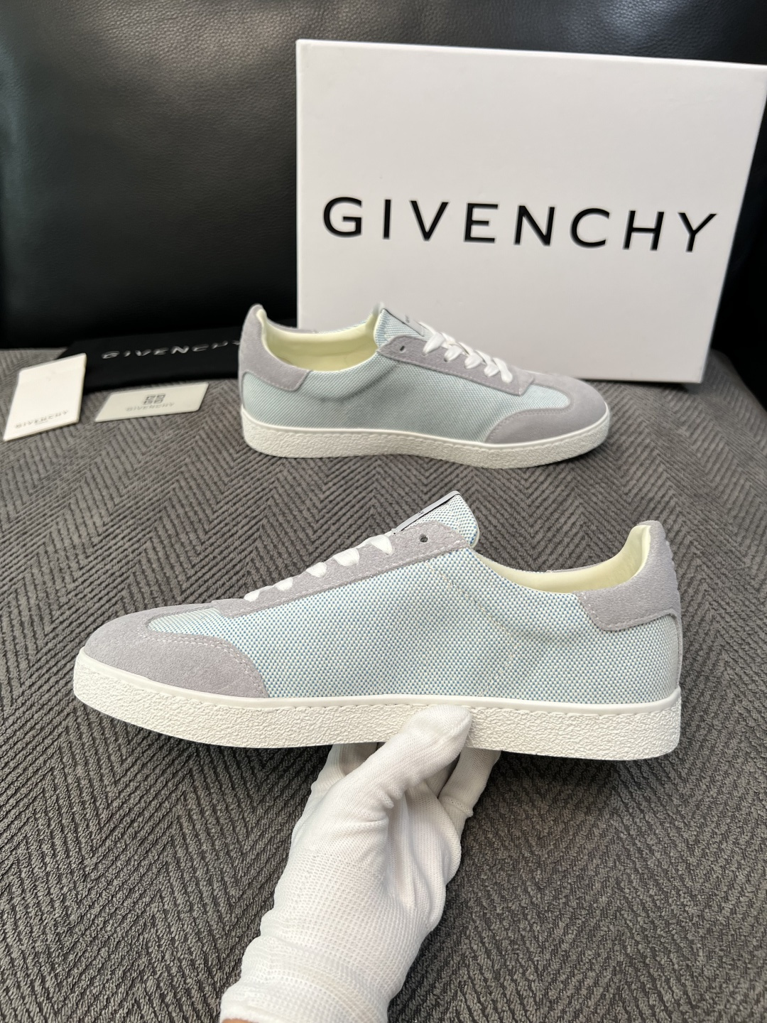 Givenchy 高品质  顶级工艺品  纪梵希  专柜同步原厂配置，意大利进口牛皮搭配面料，全鞋配件私模打造，柔软舒适