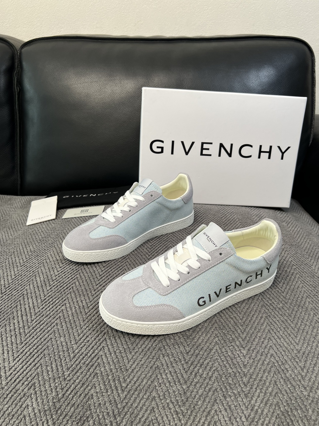 Givenchy 高品质  顶级工艺品  纪梵希  专柜同步原厂配置，意大利进口牛皮搭配面料，全鞋配件私模打造，柔软舒适