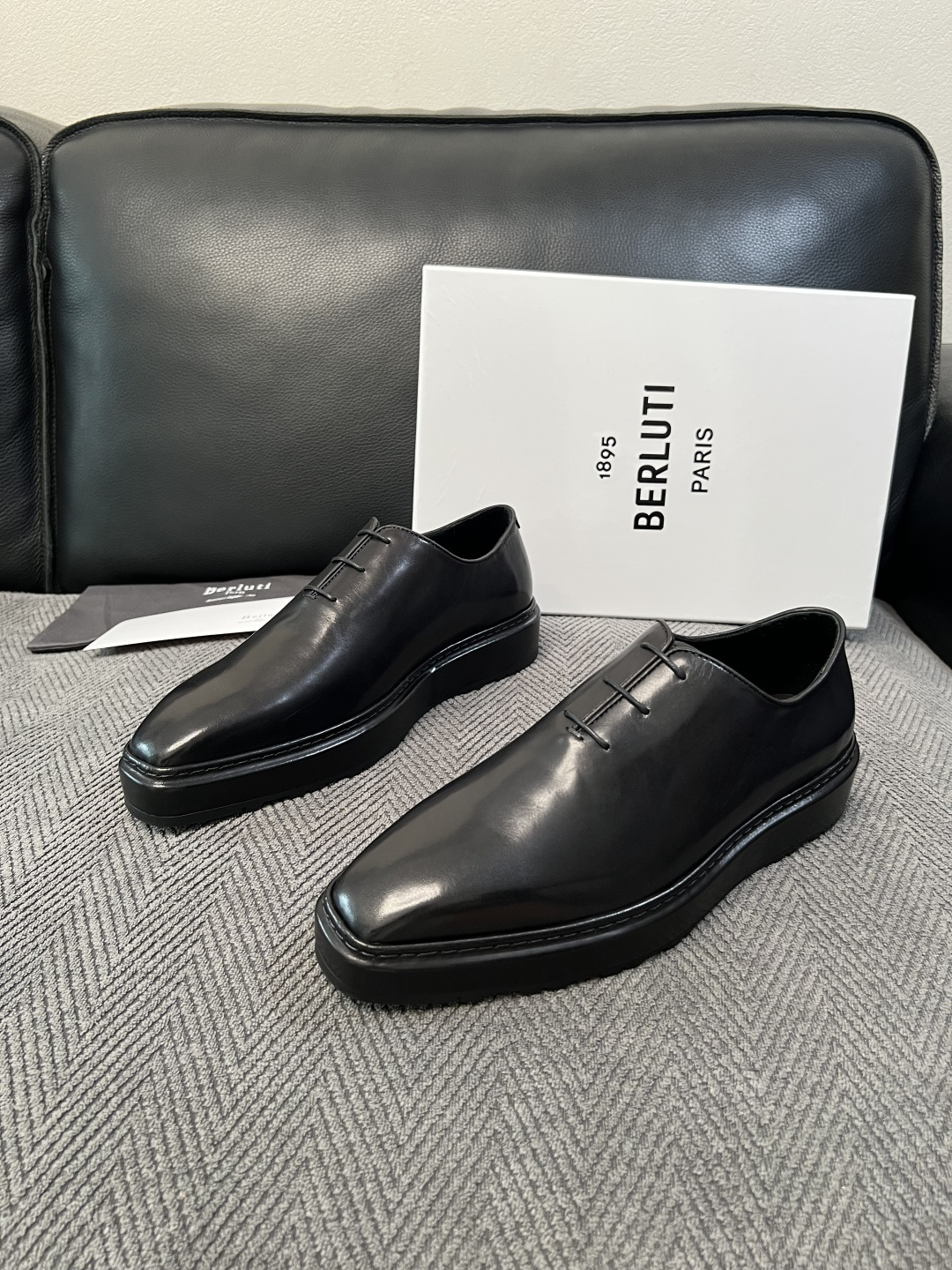Berluti  高品质  顶级工艺品  布鲁提 专柜同步发售原厂配置，意大利进口牛皮面料，全进口水染牛皮里垫，鞋底：原