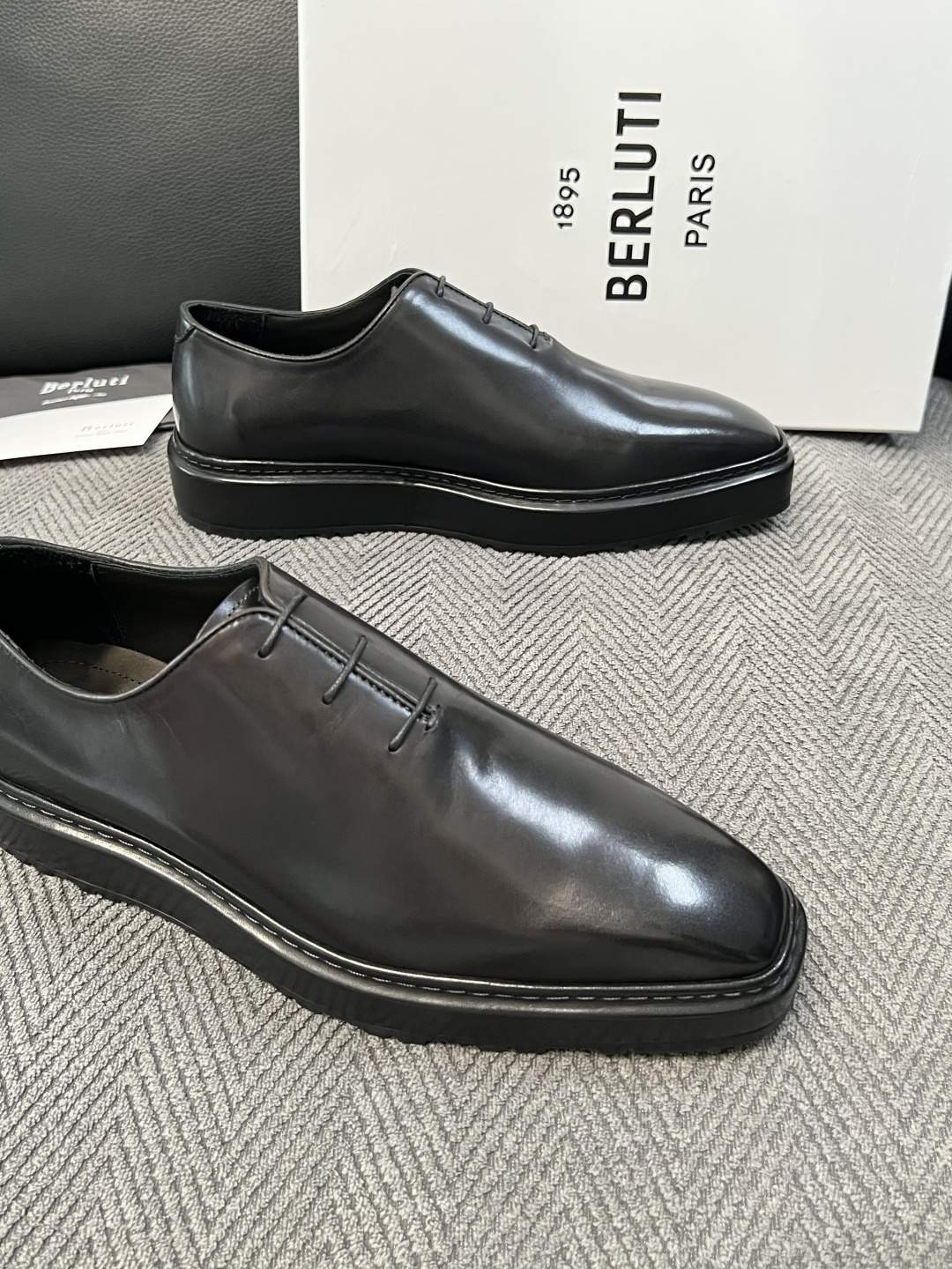 Berluti  高品质  顶级工艺品  布鲁提 专柜同步发售原厂配置，意大利进口牛皮面料，全进口水染牛皮里垫，鞋底：原