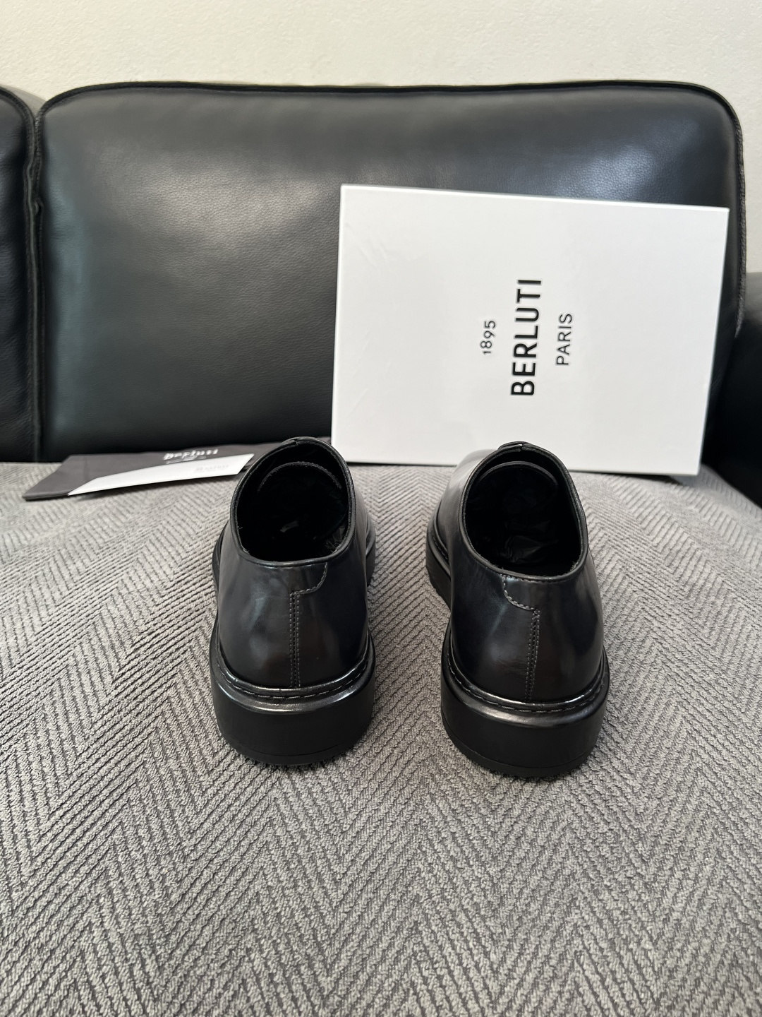 Berluti  高品质  顶级工艺品  布鲁提 专柜同步发售原厂配置，意大利进口牛皮面料，全进口水染牛皮里垫，鞋底：原