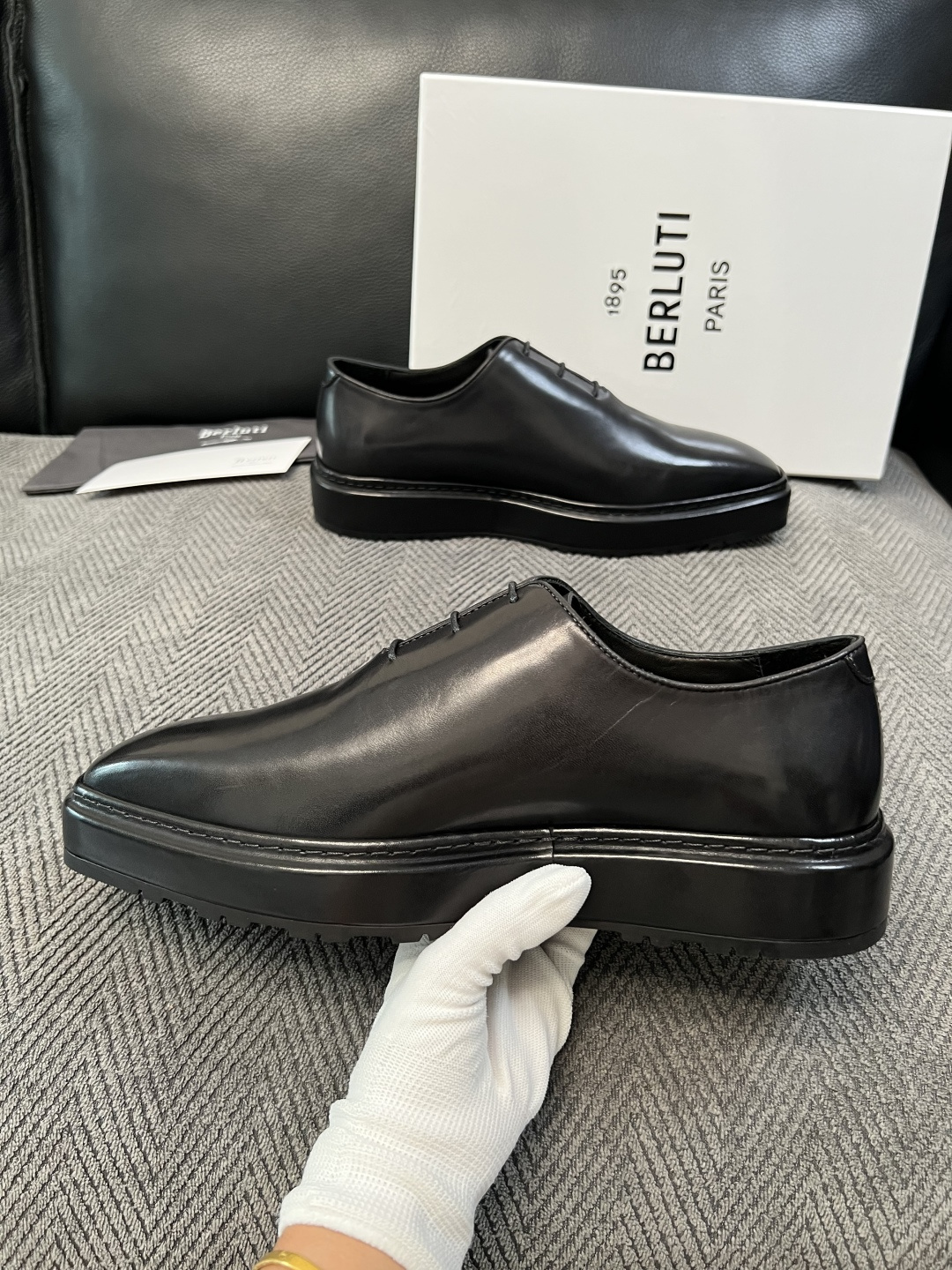 Berluti  高品质  顶级工艺品  布鲁提 专柜同步发售原厂配置，意大利进口牛皮面料，全进口水染牛皮里垫，鞋底：原