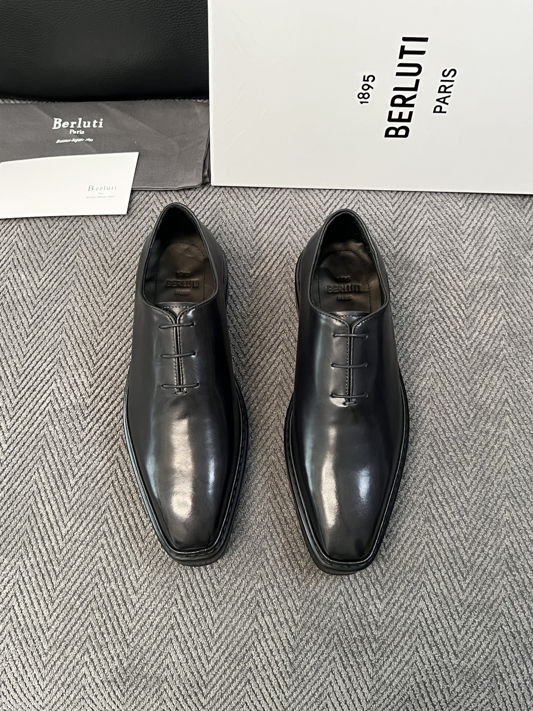 Berluti  高品质  顶级工艺品  布鲁提 专柜同步发售原厂配置，意大利进口牛皮面料，全进口水染牛皮里垫，鞋底：原