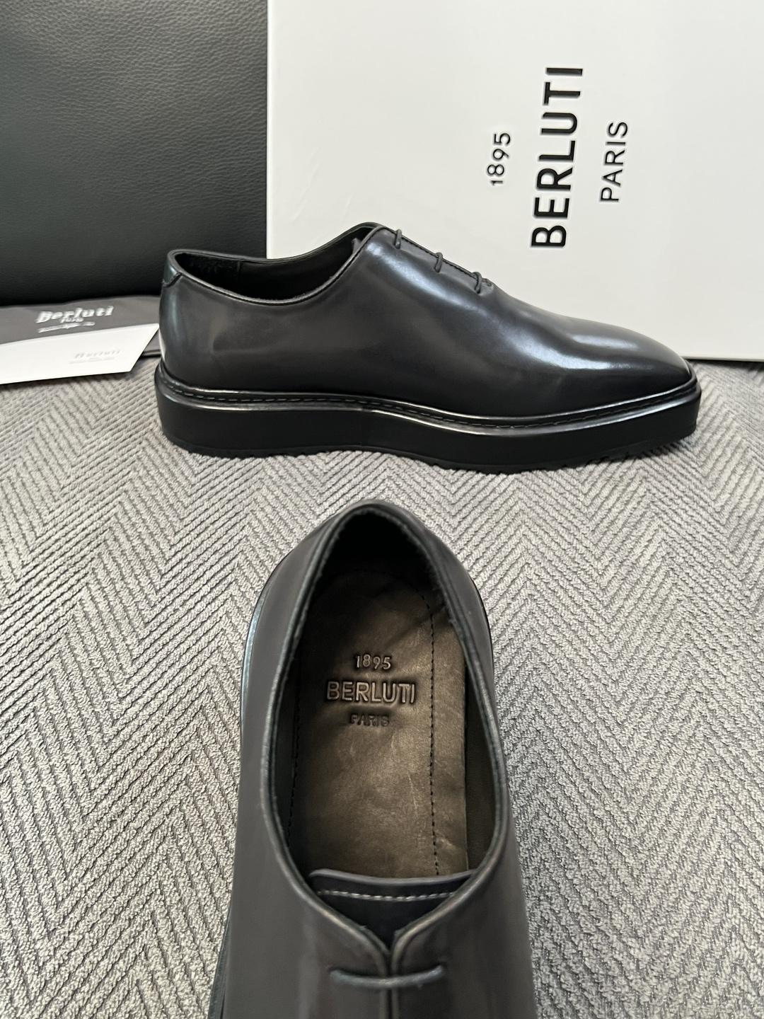 Berluti  高品质  顶级工艺品  布鲁提 专柜同步发售原厂配置，意大利进口牛皮面料，全进口水染牛皮里垫，鞋底：原