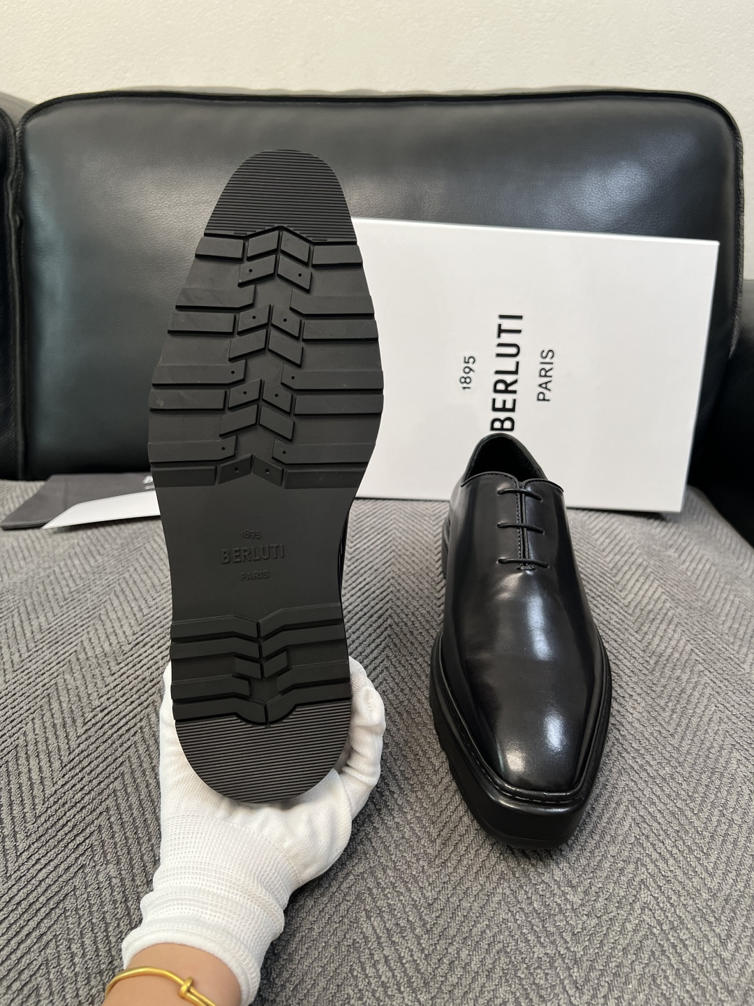 Berluti  高品质  顶级工艺品  布鲁提 专柜同步发售原厂配置，意大利进口牛皮面料，全进口水染牛皮里垫，鞋底：原