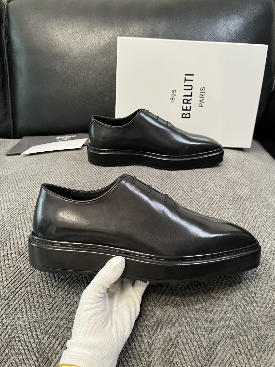 Berluti  高品质  顶级工艺品  布鲁提 专柜同步发售原厂配置，意大利进口牛皮面料，全进口水染牛皮里垫，鞋底：原