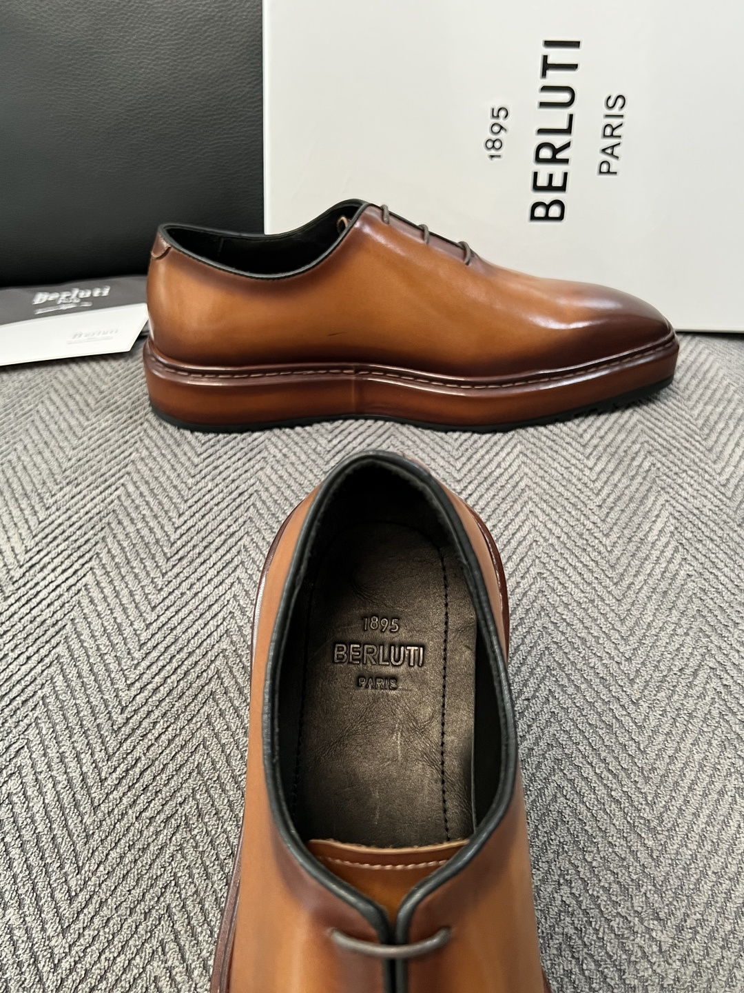 Berluti  高品质  顶级工艺品  布鲁提 专柜同步发售原厂配置，意大利进口牛皮面料，全进口水染牛皮里垫，鞋底：原