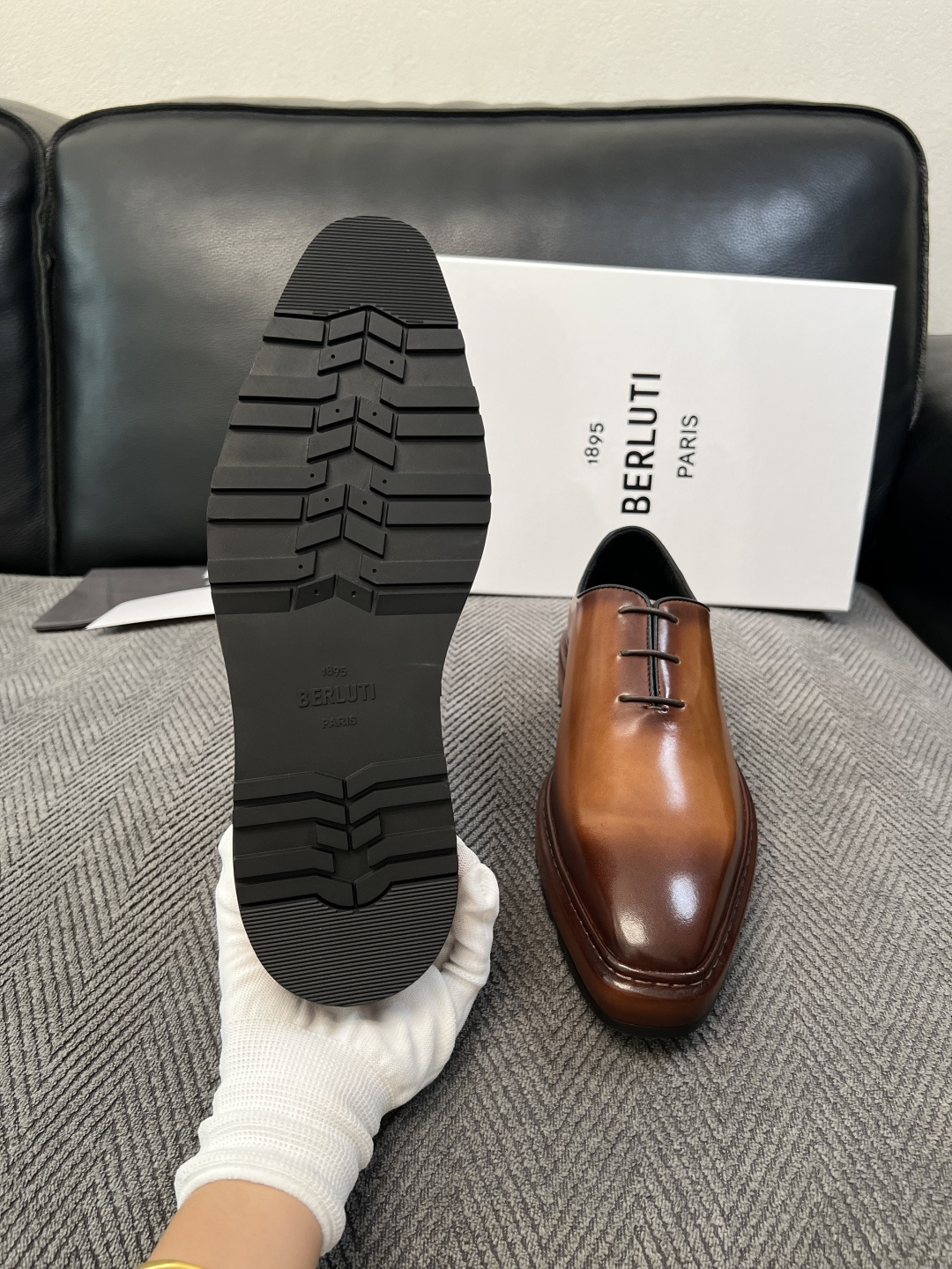 Berluti  高品质  顶级工艺品  布鲁提 专柜同步发售原厂配置，意大利进口牛皮面料，全进口水染牛皮里垫，鞋底：原