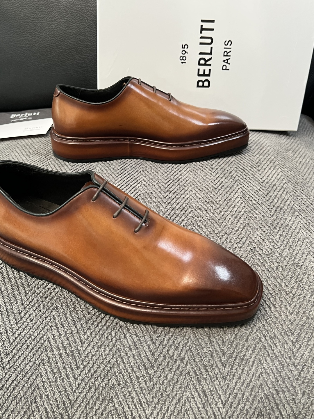 Berluti  高品质  顶级工艺品  布鲁提 专柜同步发售原厂配置，意大利进口牛皮面料，全进口水染牛皮里垫，鞋底：原