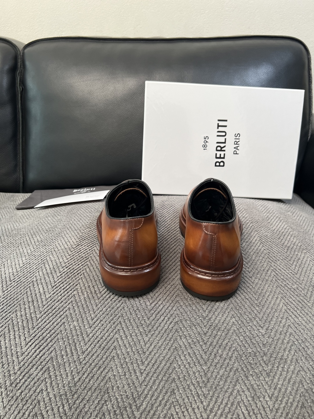 Berluti  高品质  顶级工艺品  布鲁提 专柜同步发售原厂配置，意大利进口牛皮面料，全进口水染牛皮里垫，鞋底：原