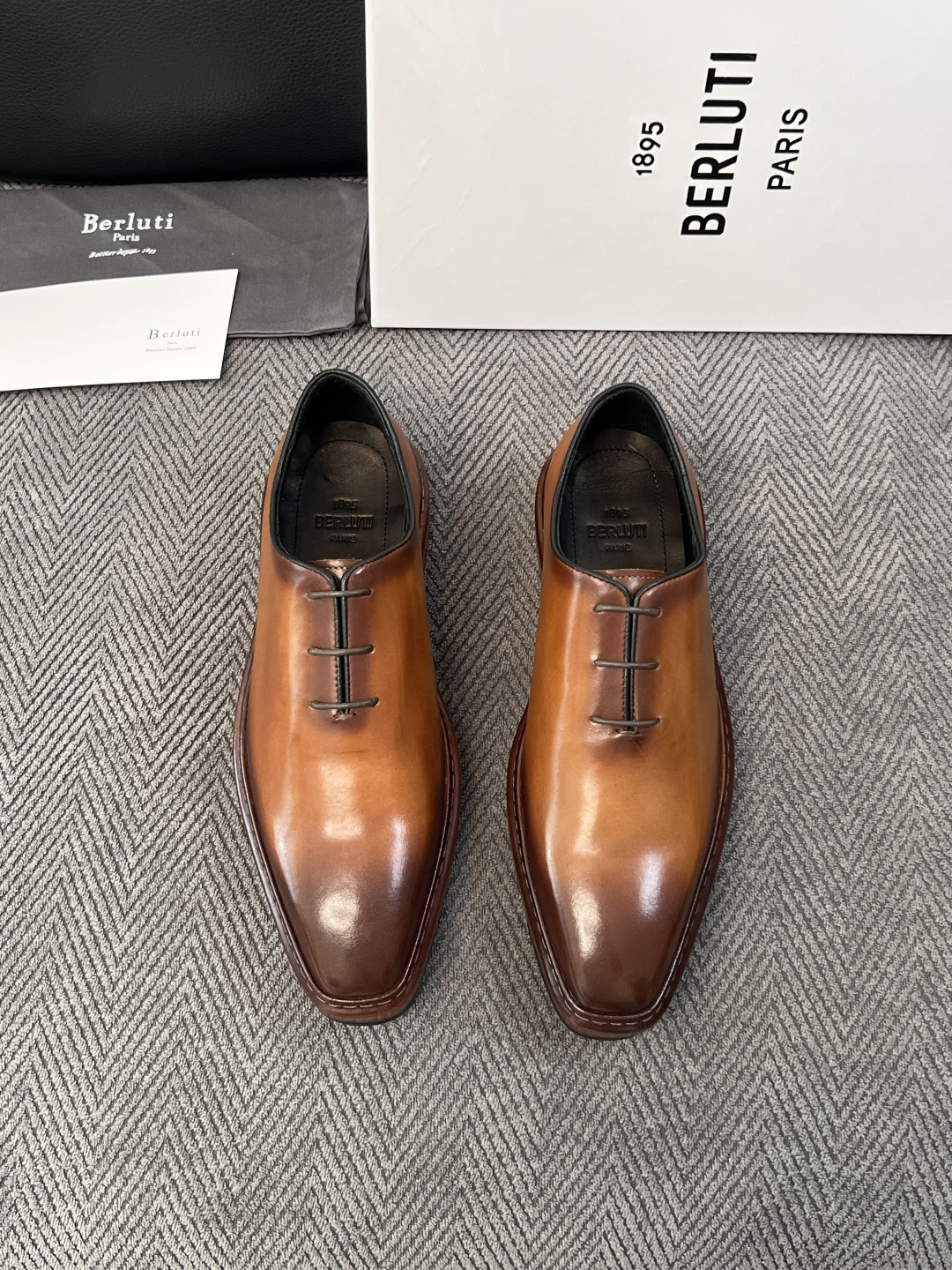 Berluti  高品质  顶级工艺品  布鲁提 专柜同步发售原厂配置，意大利进口牛皮面料，全进口水染牛皮里垫，鞋底：原