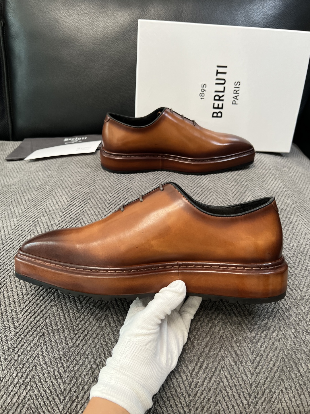 Berluti  高品质  顶级工艺品  布鲁提 专柜同步发售原厂配置，意大利进口牛皮面料，全进口水染牛皮里垫，鞋底：原