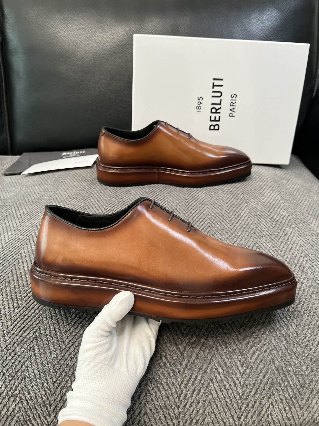 Berluti  高品质  顶级工艺品  布鲁提 专柜同步发售原厂配置，意大利进口牛皮面料，全进口水染牛皮里垫，鞋底：原