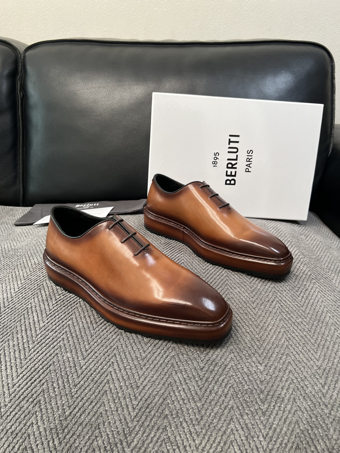 Berluti 高品质 顶级工艺品 布鲁提 专柜同步发售原厂配置,意大利进口牛皮面料,全进口水染牛皮里垫,鞋底:原 Berluti 高品质 顶级工艺品 布鲁提 专柜同步发售原厂配置,意大利进口牛皮面料,全进口水染牛皮里垫,鞋底:原