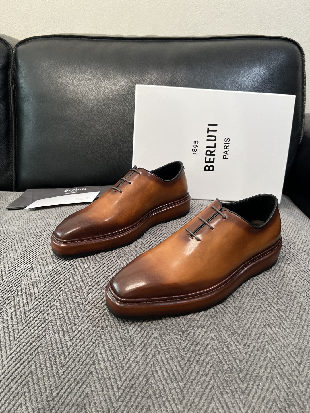 Berluti  高品质  顶级工艺品  布鲁提 专柜同步发售原厂配置，意大利进口牛皮面料，全进口水染牛皮里垫，鞋底：原