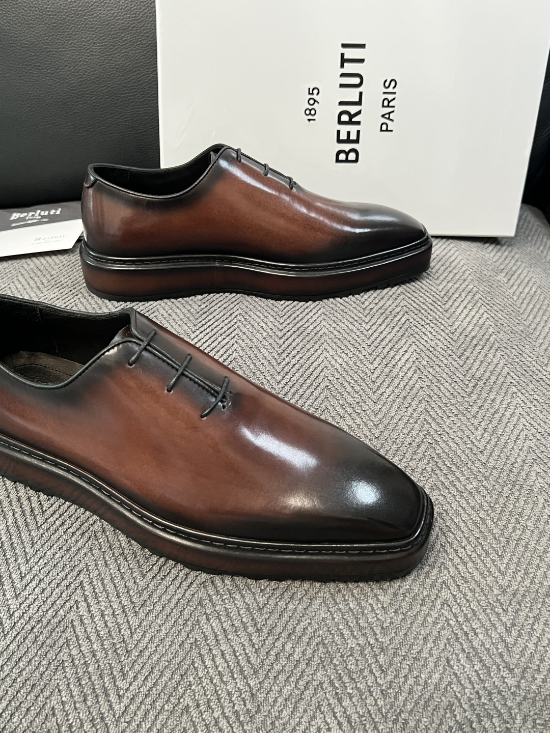 Berluti  高品质  顶级工艺品  布鲁提 专柜同步发售原厂配置，意大利进口牛皮面料，全进口水染牛皮里垫，鞋底：原