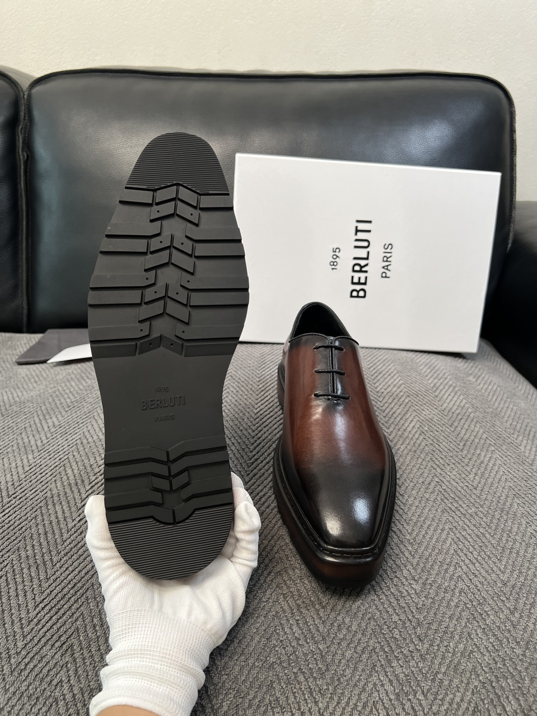 Berluti  高品质  顶级工艺品  布鲁提 专柜同步发售原厂配置，意大利进口牛皮面料，全进口水染牛皮里垫，鞋底：原