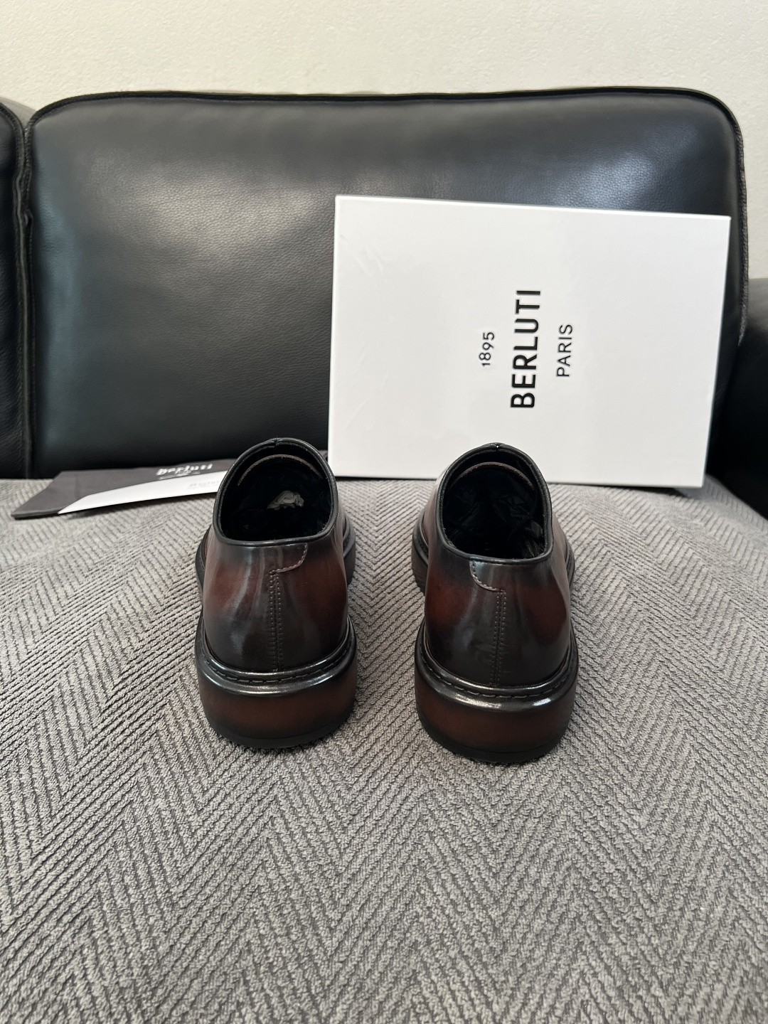 Berluti  高品质  顶级工艺品  布鲁提 专柜同步发售原厂配置，意大利进口牛皮面料，全进口水染牛皮里垫，鞋底：原