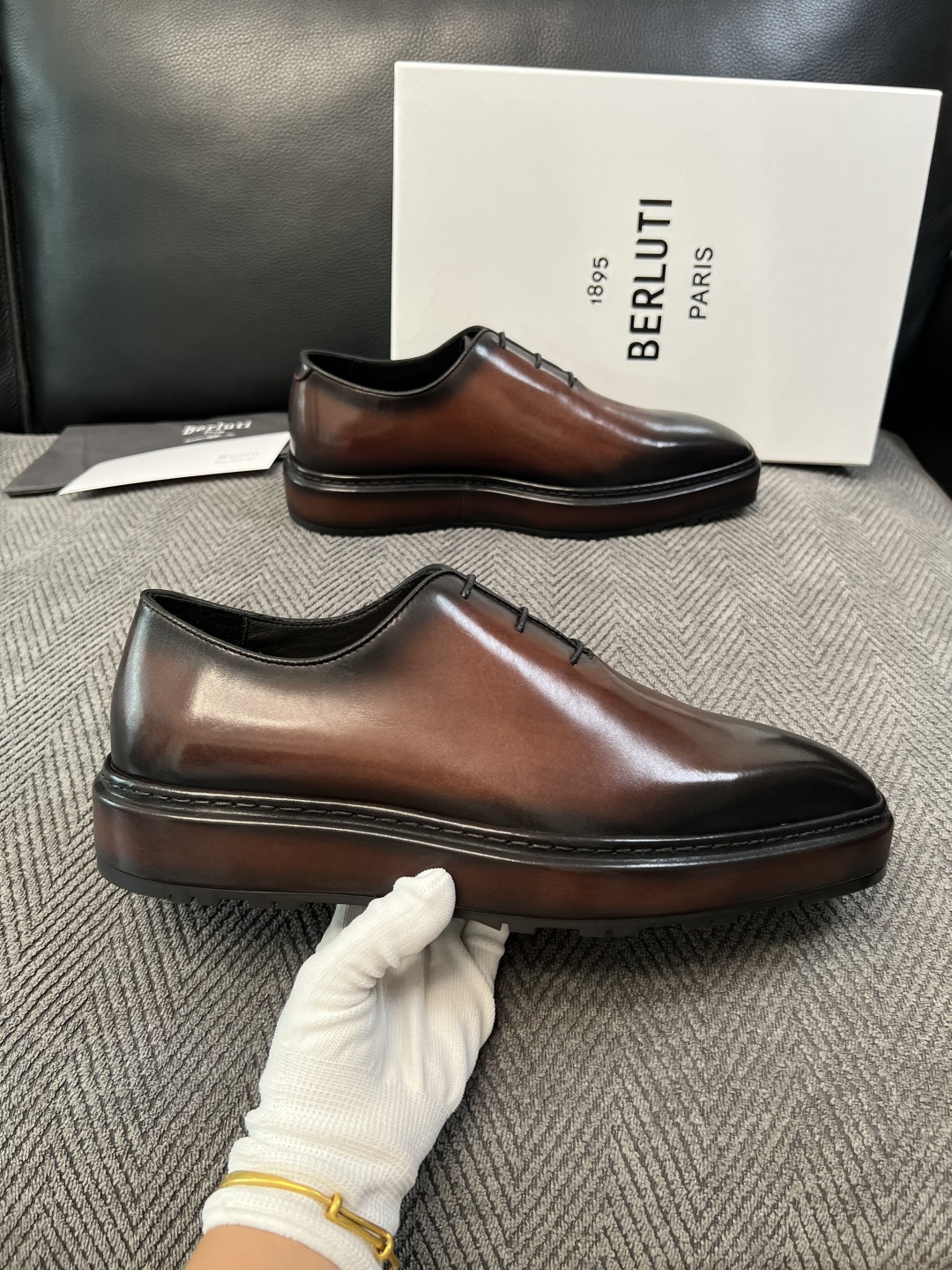 Berluti  高品质  顶级工艺品  布鲁提 专柜同步发售原厂配置，意大利进口牛皮面料，全进口水染牛皮里垫，鞋底：原