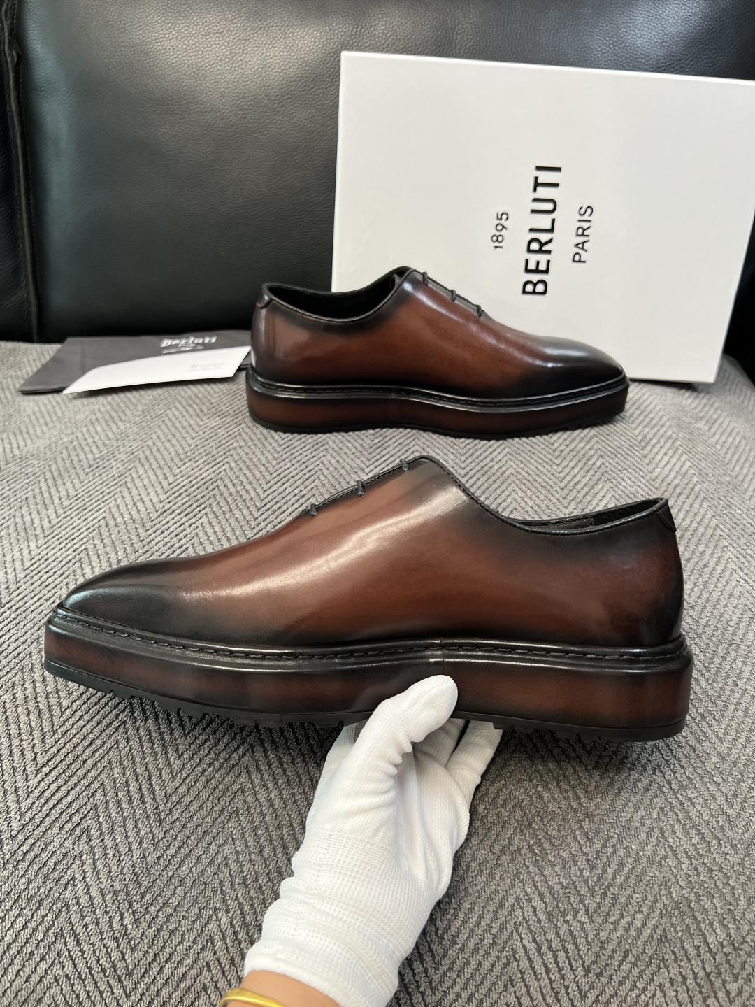 Berluti  高品质  顶级工艺品  布鲁提 专柜同步发售原厂配置，意大利进口牛皮面料，全进口水染牛皮里垫，鞋底：原