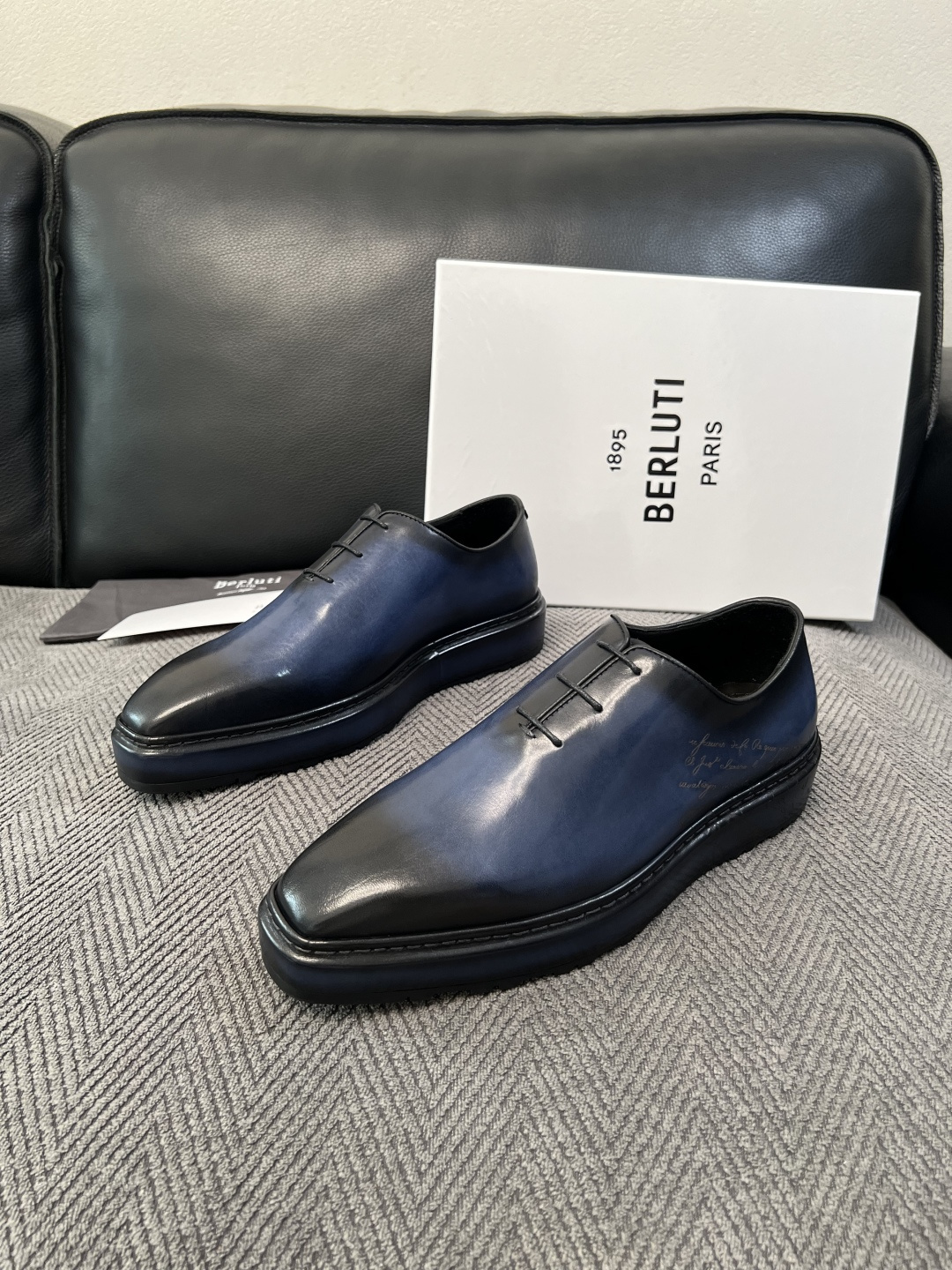 Berluti  高品质  顶级工艺品  布鲁提 专柜同步发售原厂配置，意大利进口牛皮面料，全进口水染牛皮里垫，鞋底：原