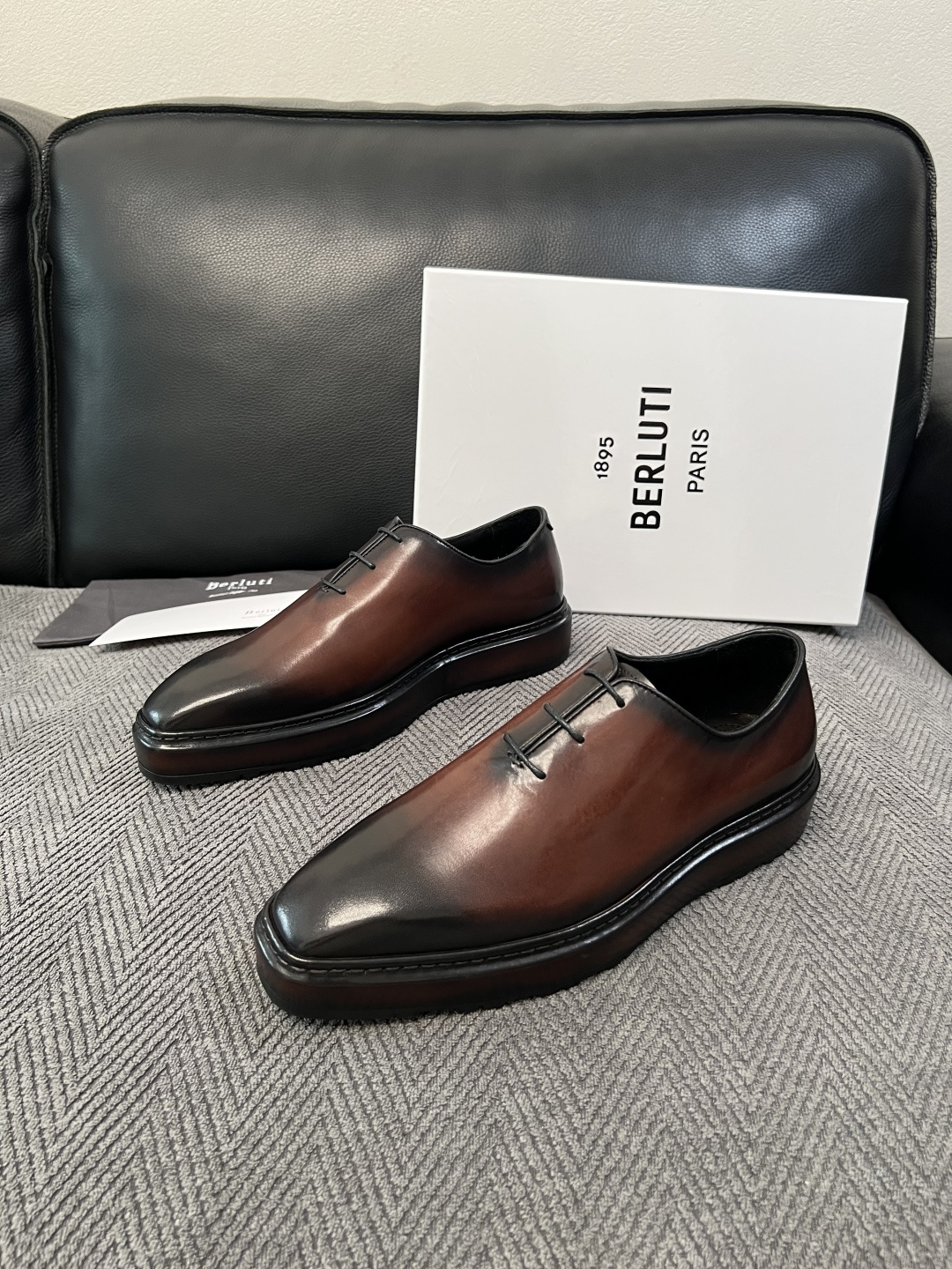 Berluti  高品质  顶级工艺品  布鲁提 专柜同步发售原厂配置，意大利进口牛皮面料，全进口水染牛皮里垫，鞋底：原