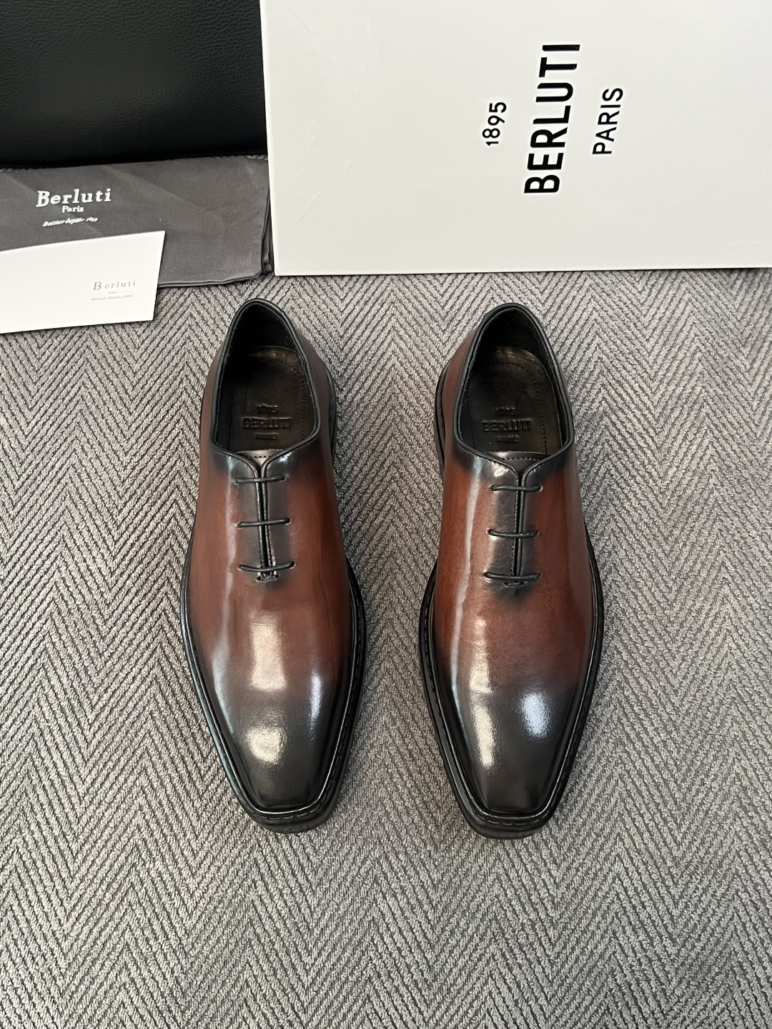 Berluti  高品质  顶级工艺品  布鲁提 专柜同步发售原厂配置，意大利进口牛皮面料，全进口水染牛皮里垫，鞋底：原