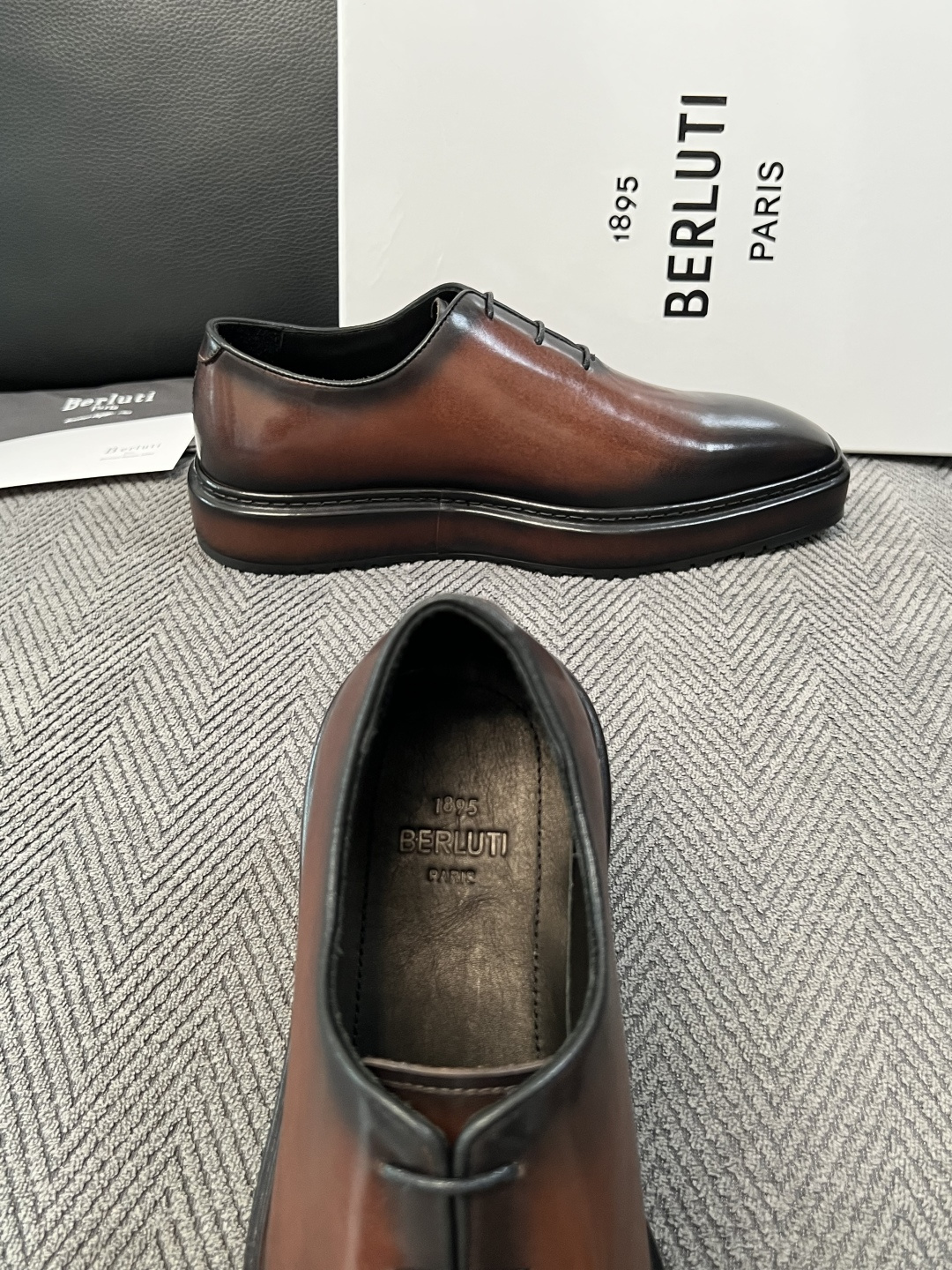 Berluti  高品质  顶级工艺品  布鲁提 专柜同步发售原厂配置，意大利进口牛皮面料，全进口水染牛皮里垫，鞋底：原